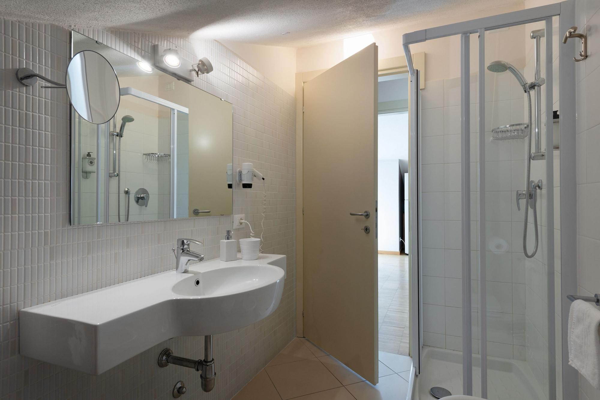 Vialeromadodici Rooms & Apartments Lazise Exterior photo