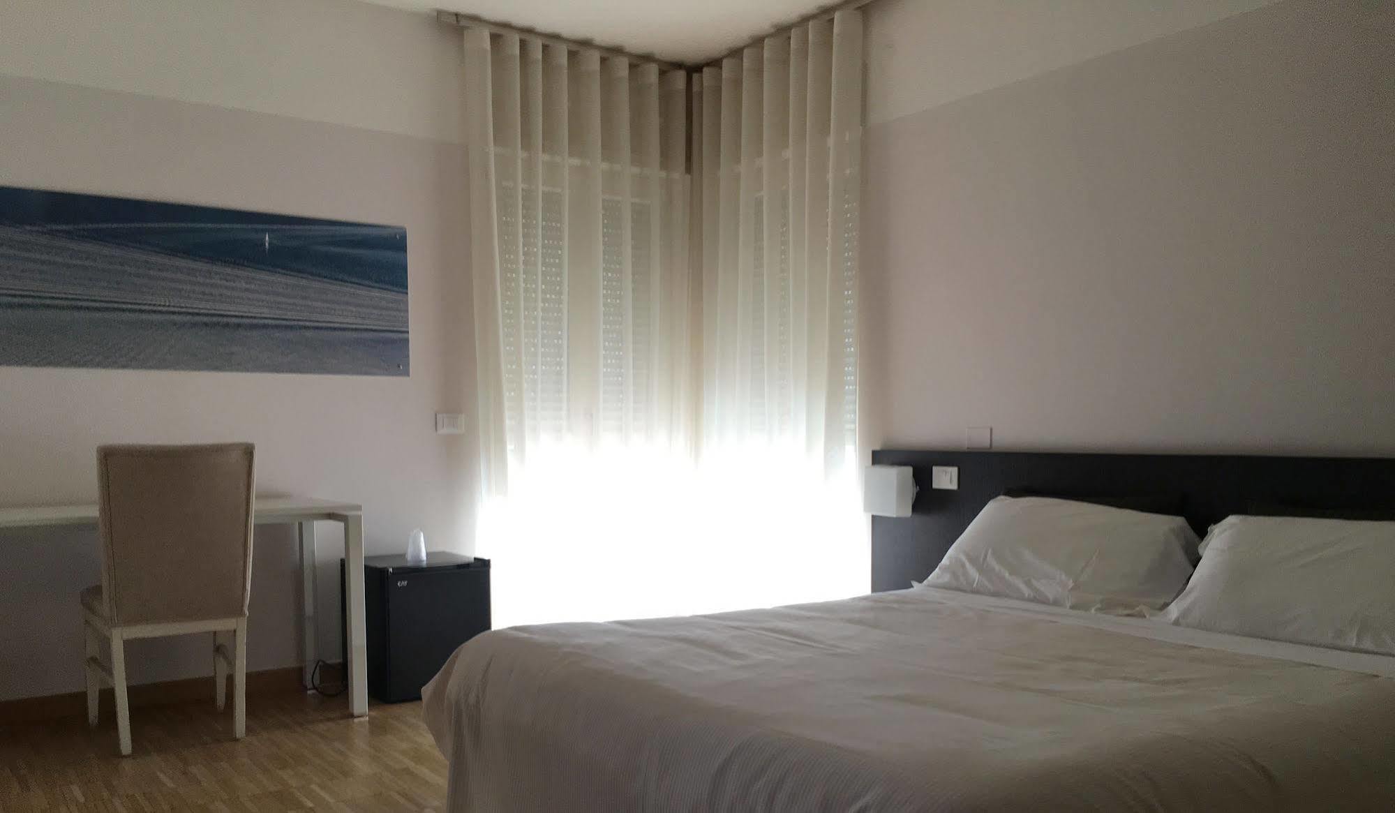 Vialeromadodici Rooms & Apartments Lazise Exterior photo