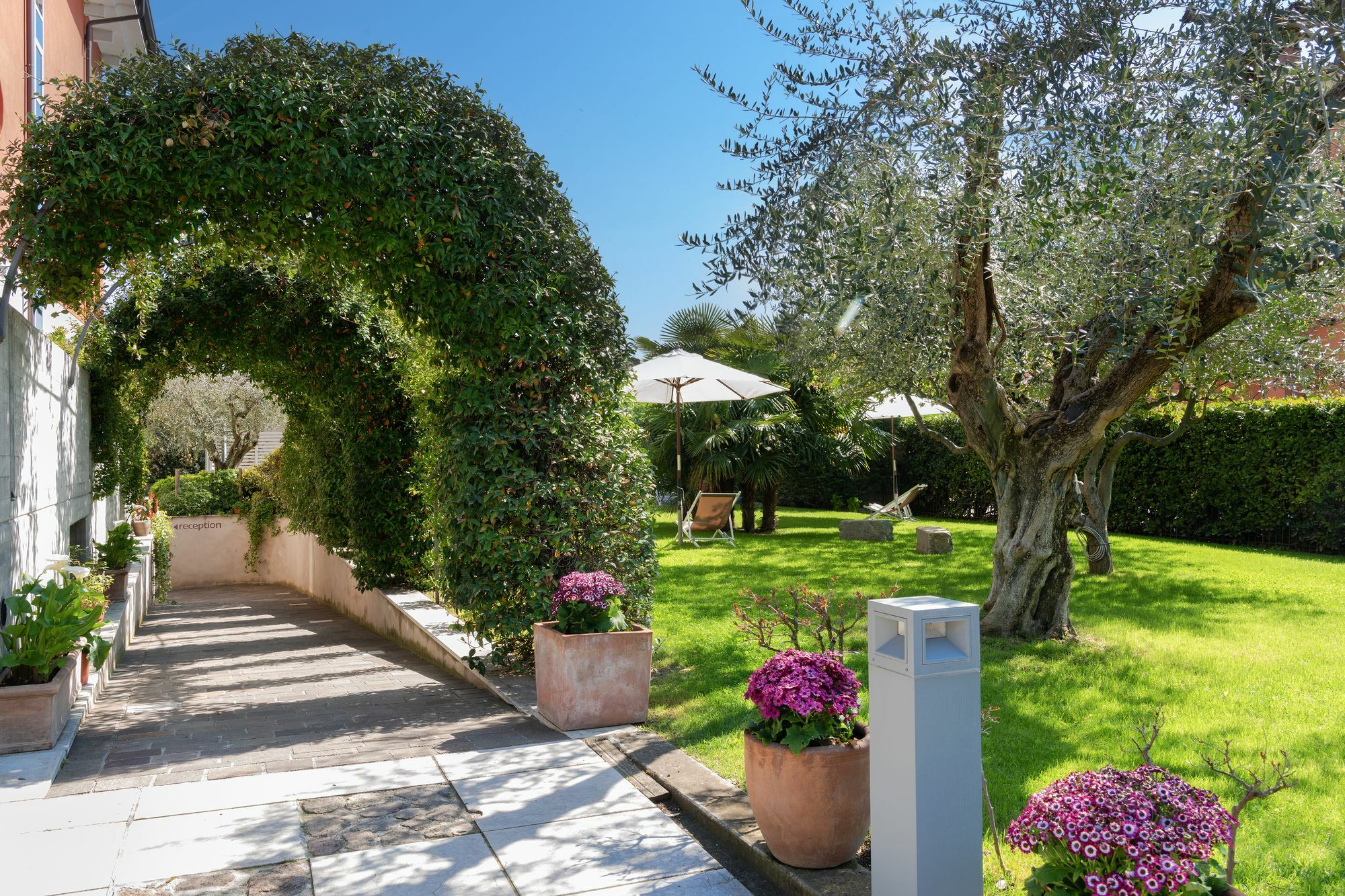 Vialeromadodici Rooms & Apartments Lazise Exterior photo